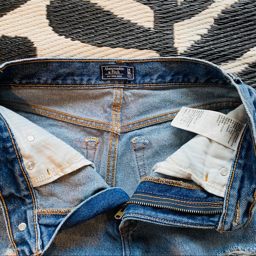 Abercrombie & Fitch • Ripped Mom Jeans - Picture 7 of 14